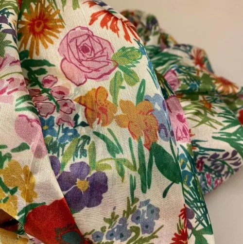 Silketørklæde Ponge XL - Blomsterflor, PI34, alexandra schmitz, 73090, flora, bier, vilde, blomster, grøftekant, eng, engblomster, floralt, silke, ren, stort, fyldigt, feminint, tilbud, eksklusivt, natur, motiv, blomstret, stola, sjal, silkesjal, gave, gaveide, konfirmation, fest, tilbehør, forår, sommer, lyst, hvidt, biti, ribe, ægte, lækkert, kvalitet, elegant,