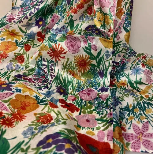 Silketørklæde Ponge XL - Blomsterflor, PI34, alexandra schmitz, 73090, flora, bier, vilde, blomster, grøftekant, eng, engblomster, floralt, silke, ren, stort, fyldigt, feminint, tilbud, eksklusivt, natur, motiv, blomstret, stola, sjal, silkesjal, gave, gaveide, konfirmation, fest, tilbehør, forår, sommer, lyst, hvidt, biti, ribe, ægte, lækkert, kvalitet, elegant,