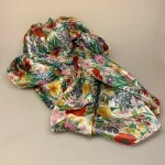 Silketørklæde Ponge XL - Blomsterflor, PI34, alexandra schmitz, 73090, flora, bier, vilde, blomster, grøftekant, eng, engblomster, floralt, silke, ren, stort, fyldigt, feminint, tilbud, eksklusivt, natur, motiv, blomstret, stola, sjal, silkesjal, gave, gaveide, konfirmation, fest, tilbehør, forår, sommer, lyst, hvidt, biti, ribe, ægte, lækkert, kvalitet, elegant,