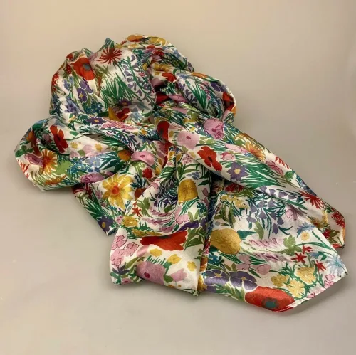Silketørklæde Ponge XL - Blomsterflor, PI34, alexandra schmitz, 73090, flora, bier, vilde, blomster, grøftekant, eng, engblomster, floralt, silke, ren, stort, fyldigt, feminint, tilbud, eksklusivt, natur, motiv, blomstret, stola, sjal, silkesjal, gave, gaveide, konfirmation, fest, tilbehør, forår, sommer, lyst, hvidt, biti, ribe, ægte, lækkert, kvalitet, elegant,