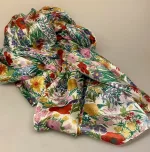 Silketørklæde Ponge XL - Blomsterflor, PI34, alexandra schmitz, 73090, flora, bier, vilde, blomster, grøftekant, eng, engblomster, floralt, silke, ren, stort, fyldigt, feminint, tilbud, eksklusivt, natur, motiv, blomstret, stola, sjal, silkesjal, gave, gaveide, konfirmation, fest, tilbehør, forår, sommer, lyst, hvidt, biti, ribe, ægte, lækkert, kvalitet, elegant,