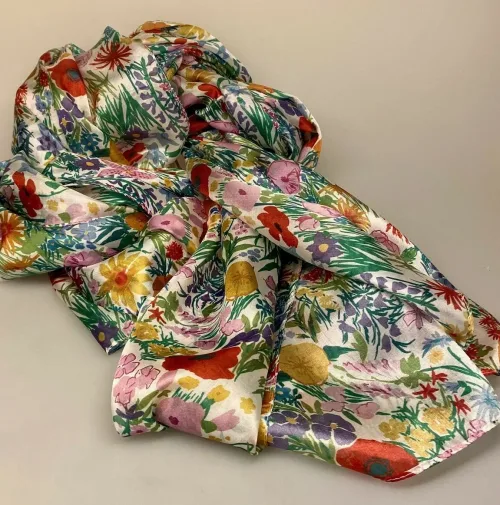 Silketørklæde Ponge XL - Blomsterflor, PI34, alexandra schmitz, 73090, flora, bier, vilde, blomster, grøftekant, eng, engblomster, floralt, silke, ren, stort, fyldigt, feminint, tilbud, eksklusivt, natur, motiv, blomstret, stola, sjal, silkesjal, gave, gaveide, konfirmation, fest, tilbehør, forår, sommer, lyst, hvidt, biti, ribe, ægte, lækkert, kvalitet, elegant,