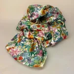 Silketørklæde Ponge XL - Blomsterflor, PI34, alexandra schmitz, 73090, flora, bier, vilde, blomster, grøftekant, eng, engblomster, floralt, silke, ren, stort, fyldigt, feminint, tilbud, eksklusivt, natur, motiv, blomstret, stola, sjal, silkesjal, gave, gaveide, konfirmation, fest, tilbehør, forår, sommer, lyst, hvidt, biti, ribe, ægte, lækkert, kvalitet, elegant,