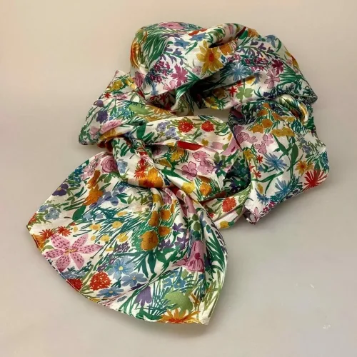 Silketørklæde Ponge XL - Blomsterflor, PI34, alexandra schmitz, 73090, flora, bier, vilde, blomster, grøftekant, eng, engblomster, floralt, silke, ren, stort, fyldigt, feminint, tilbud, eksklusivt, natur, motiv, blomstret, stola, sjal, silkesjal, gave, gaveide, konfirmation, fest, tilbehør, forår, sommer, lyst, hvidt, biti, ribe, ægte, lækkert, kvalitet, elegant,