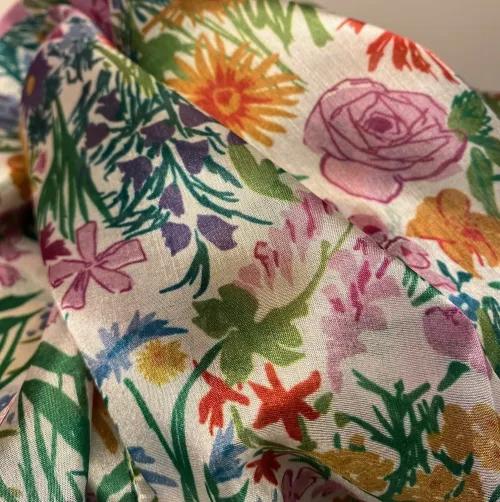 Silketørklæde Ponge XL - Blomsterflor, PI34, alexandra schmitz, 73090, flora, bier, vilde, blomster, grøftekant, eng, engblomster, floralt, silke, ren, stort, fyldigt, feminint, tilbud, eksklusivt, natur, motiv, blomstret, stola, sjal, silkesjal, gave, gaveide, konfirmation, fest, tilbehør, forår, sommer, lyst, hvidt, biti, ribe, ægte, lækkert, kvalitet, elegant,