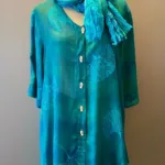 Skjortebluse Model 109 - A-facon med fiskeknapper - Chiffon "Gingko" Turkis