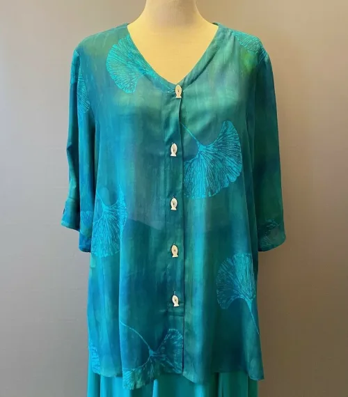 Skjortebluse Model 109 - A-facon med fiskeknapper - Chiffon "Gingko" Turkis