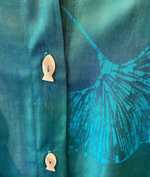 Skjortebluse Model 109 - A-facon med fiskeknapper - Chiffon "Gingko" Turkis