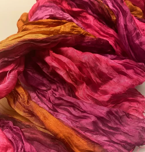 Twistet Silketørklæde 90110 Pink Lyng Brun, elba, salto, pink, fuchsia, lyngfarvet, lilla, karamel, farvet, ravfarvet, gylden, klare, varme farver, kulørt, glade, twistet, crash, snoet, plisseret, krøllet, crash, silke, ren, silketørklæde, sporty, elegant, lækkert, vasket, blødt, , nordisk, design, dansk, stiligt, lækkert, kvalitet, gave, gaveide, særlig, flot, smart, biti, ribe