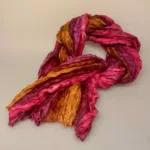 Twistet Silketørklæde 90110 Pink Lyng Brun, elba, salto, pink, fuchsia, lyngfarvet, lilla, karamel, farvet, ravfarvet, gylden, klare, varme farver, kulørt, glade, twistet, crash, snoet, plisseret, krøllet, crash, silke, ren, silketørklæde, sporty, elegant, lækkert, vasket, blødt, , nordisk, design, dansk, stiligt, lækkert, kvalitet, gave, gaveide, særlig, flot, smart, biti, ribe