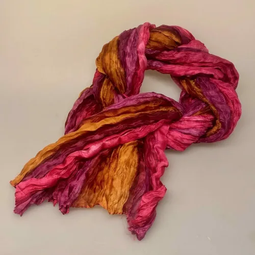 Twistet Silketørklæde 90110 Pink Lyng Brun, elba, salto, pink, fuchsia, lyngfarvet, lilla, karamel, farvet, ravfarvet, gylden, klare, varme farver, kulørt, glade, twistet, crash, snoet, plisseret, krøllet, crash, silke, ren, silketørklæde, sporty, elegant, lækkert, vasket, blødt, , nordisk, design, dansk, stiligt, lækkert, kvalitet, gave, gaveide, særlig, flot, smart, biti, ribe