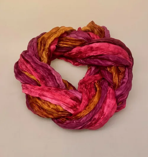 Twistet Silketørklæde 90110 Pink Lyng Brun, elba, salto, pink, fuchsia, lyngfarvet, lilla, karamel, farvet, ravfarvet, gylden, klare, varme farver, kulørt, glade, twistet, crash, snoet, plisseret, krøllet, crash, silke, ren, silketørklæde, sporty, elegant, lækkert, vasket, blødt, , nordisk, design, dansk, stiligt, lækkert, kvalitet, gave, gaveide, særlig, flot, smart, biti, ribe