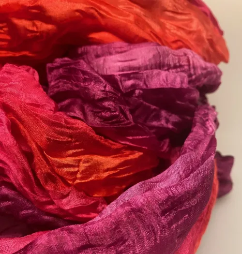 Twistet Silketørklæde 90112 Rød Pink Fuchsia, shanghai, pink, røde, fuchsia, hot, lilla, salto, pink, fuchsia, lyngfarvet, lilla, farvet, klare, farver, kulørt, glade, twistet, crash, snoet, plisseret, krøllet, crash, silke, ren, silketørklæde, sporty, elegant, lækkert, vasket, blødt, , nordisk, design, dansk, stiligt, lækkert, kvalitet, gave, gaveide, særlig, flot, smart, biti, ribe