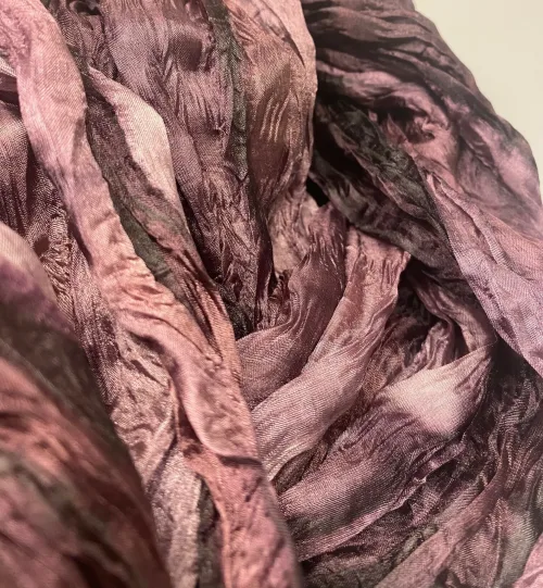 Twistet Silketørklæde 90153 Blomme Aubergine, brunlilla, brun, lilla, lyng, avignon, ensfarvet, tone-i-tone, dæmpet, diskret, neutralt, elegant, klassisk, flot, stiligt, stilet, elegant, snoet, tvistet, crash, krøllet, vasket, silke, ren, silketørklæde, aflangt, lækker, kvalitet, ægte, gave, gaveide, billigt, tilbud, eksklusivt, særligt, biti, ribe