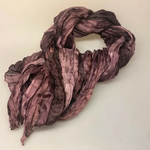 Twistet Silketørklæde 90153 Blomme Aubergine, brunlilla, brun, lilla, lyng, avignon, ensfarvet, tone-i-tone, dæmpet, diskret, neutralt, elegant, klassisk, flot, stiligt, stilet, elegant, snoet, tvistet, crash, krøllet, vasket, silke, ren, silketørklæde, aflangt, lækker, kvalitet, ægte, gave, gaveide, billigt, tilbud, eksklusivt, særligt, biti, ribe