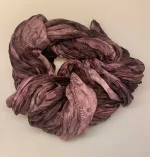 Twistet Silketørklæde 90153 Blomme Aubergine, brunlilla, brun, lilla, lyng, avignon, ensfarvet, tone-i-tone, dæmpet, diskret, neutralt, elegant, klassisk, flot, stiligt, stilet, elegant, snoet, tvistet, crash, krøllet, vasket, silke, ren, silketørklæde, aflangt, lækker, kvalitet, ægte, gave, gaveide, billigt, tilbud, eksklusivt, særligt, biti, ribe