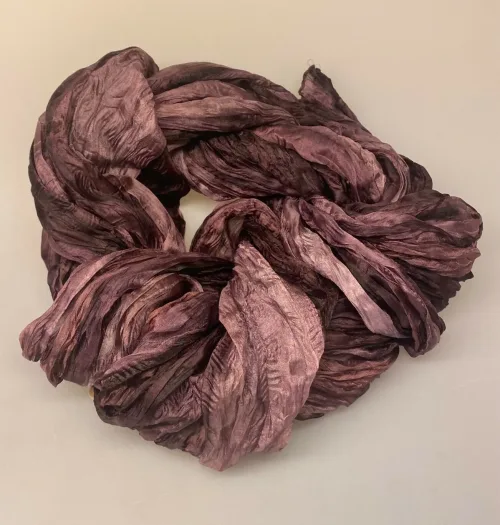 Twistet Silketørklæde 90153 Blomme Aubergine, brunlilla, brun, lilla, lyng, avignon, ensfarvet, tone-i-tone, dæmpet, diskret, neutralt, elegant, klassisk, flot, stiligt, stilet, elegant, snoet, tvistet, crash, krøllet, vasket, silke, ren, silketørklæde, aflangt, lækker, kvalitet, ægte, gave, gaveide, billigt, tilbud, eksklusivt, særligt, biti, ribe