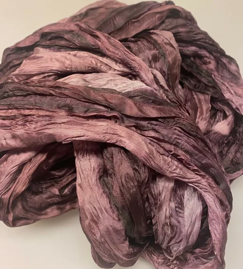 Twistet Silketørklæde 90153 Blomme Aubergine, brunlilla, brun, lilla, lyng, avignon, ensfarvet, tone-i-tone, dæmpet, diskret, neutralt, elegant, klassisk, flot, stiligt, stilet, elegant, snoet, tvistet, crash, krøllet, vasket, silke, ren, silketørklæde, aflangt, lækker, kvalitet, ægte, gave, gaveide, billigt, tilbud, eksklusivt, særligt, biti, ribe