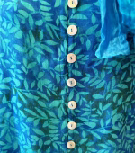 Batik Bluse 130 med Runde Knapper - Løv Blå Turkis, turkis, blå, himmelblå, methyl, blade, småmønstret, crepe, viskose, kanpper, perlemorsknapper, jakke, bolero, kortærmt, timeglas, figur, v-hals, v-udsnit, blade, tryk, batik, klædelig, smart, lækker, kvalitet, smuk, gråt hår, farver, håndtrykt, topat, unikat, bali, bluse, skjorte, holdbar, bæredygtig, natur, fibre, materiale, silke, bomuld, biti, ribe, speciel, særlig, fest,