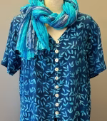 Batik Bluse 130 med Runde Knapper - Løv Mørkeblå, kelor, nachtblau, mørkeblå, marine, navy, blå, farver, blade, småmønstret, crepe, viskose, kanpper, perlemorsknapper, jakke, bolero, kortærmt, timeglas, figur, v-hals, v-udsnit, blade, tryk, batik, klædelig, smart, lækker, kvalitet, smuk, gråt hår, farver, håndtrykt, topat, unikat, bali, bluse, skjorte, holdbar, bæredygtig, natur, fibre, materiale, silke, bomuld, biti, ribe, speciel, særlig, fest,