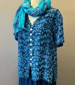 Batik Bluse 130 med Runde Knapper - Løv Mørkeblå, kelor, nachtblau, mørkeblå, marine, navy, blå, farver, blade, småmønstret, crepe, viskose, kanpper, perlemorsknapper, jakke, bolero, kortærmt, timeglas, figur, v-hals, v-udsnit, blade, tryk, batik, klædelig, smart, lækker, kvalitet, smuk, gråt hår, farver, håndtrykt, topat, unikat, bali, bluse, skjorte, holdbar, bæredygtig, natur, fibre, materiale, silke, bomuld, biti, ribe, speciel, særlig, fest,