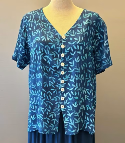 Batik Bluse 130 med Runde Knapper - Løv Mørkeblå, kelor, nachtblau, mørkeblå, marine, navy, blå, farver, blade, småmønstret, crepe, viskose, kanpper, perlemorsknapper, jakke, bolero, kortærmt, timeglas, figur, v-hals, v-udsnit, blade, tryk, batik, klædelig, smart, lækker, kvalitet, smuk, gråt hår, farver, håndtrykt, topat, unikat, bali, bluse, skjorte, holdbar, bæredygtig, natur, fibre, materiale, silke, bomuld, biti, ribe, speciel, særlig, fest,