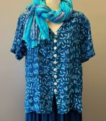 Batik Bluse 130 med Runde Knapper - Løv Mørkeblå, kelor, nachtblau, mørkeblå, marine, navy, blå, farver, blade, småmønstret, crepe, viskose, kanpper, perlemorsknapper, jakke, bolero, kortærmt, timeglas, figur, v-hals, v-udsnit, blade, tryk, batik, klædelig, smart, lækker, kvalitet, smuk, gråt hår, farver, håndtrykt, topat, unikat, bali, bluse, skjorte, holdbar, bæredygtig, natur, fibre, materiale, silke, bomuld, biti, ribe, speciel, særlig, fest,