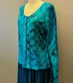 Batik Bluse Jersey med Knapper - Reno L/Æ Blå Turkis, langærmet, cardigan, jakke, knapper, bomuld, jersey, afslappet, smart, daglig, flot, havfarver, kølig, behagelig, åndbar, natur, materiale, fibre, batiktryk, batikfarvet, håndarbejde, kunsthåndværk, diva, A22, biti, ribe, særlig, speciel, gudrun, sjöden, marimekko,
