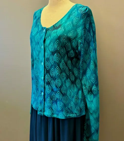 Batik Bluse Jersey med Knapper - Reno L/Æ Blå Turkis, langærmet, cardigan, jakke, knapper, bomuld, jersey, afslappet, smart, daglig, flot, havfarver, kølig, behagelig, åndbar, natur, materiale, fibre, batiktryk, batikfarvet, håndarbejde, kunsthåndværk, diva, A22, biti, ribe, særlig, speciel, gudrun, sjöden, marimekko,
