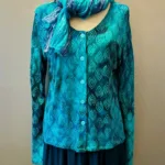 Batik Bluse Jersey med Knapper - Reno L/Æ Blå Turkis, langærmet, cardigan, jakke, knapper, bomuld, jersey, afslappet, smart, daglig, flot, havfarver, kølig, behagelig, åndbar, natur, materiale, fibre, batiktryk, batikfarvet, håndarbejde, kunsthåndværk, diva, A22, biti, ribe, særlig, speciel, gudrun, sjöden, marimekko,