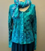 Batik Bluse Jersey med Knapper - Reno L/Æ Blå Turkis, langærmet, cardigan, jakke, knapper, bomuld, jersey, afslappet, smart, daglig, flot, havfarver, kølig, behagelig, åndbar, natur, materiale, fibre, batiktryk, batikfarvet, håndarbejde, kunsthåndværk, diva, A22, biti, ribe, særlig, speciel, gudrun, sjöden, marimekko,
