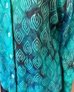 Batik Bluse Jersey med Knapper - Reno L/Æ Blå Turkis, langærmet, cardigan, jakke, knapper, bomuld, jersey, afslappet, smart, daglig, flot, havfarver, kølig, behagelig, åndbar, natur, materiale, fibre, batiktryk, batikfarvet, håndarbejde, kunsthåndværk, diva, A22, biti, ribe, særlig, speciel, gudrun, sjöden, marimekko,