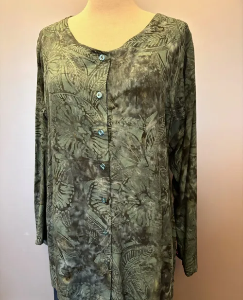 Batik Bluse Manisal med Knapper - Midnatsgrå, j, anthra, b30, koksgrå, antrazit, grå, grøngrå, diskret, dæmpet, skjorte, lang, kittel, kjortel, batik, tryk, farvet, håndtrykt, marimekko, diva, elegant, kunstnerisk, kunstner, biti, ribe, store størrelser, storskjorte, storpige, curvy, plus, size, natur, bio, økologisk, bomuld, fibre, holdbar, bæredygtigt, design, speciel, flot, lækker,