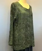 Batik Bluse Manisal med Knapper - Midnatsgrå, j, anthra, b30, koksgrå, antrazit, grå, grøngrå, diskret, dæmpet, skjorte, lang, kittel, kjortel, batik, tryk, farvet, håndtrykt, marimekko, diva, elegant, kunstnerisk, kunstner, biti, ribe, store størrelser, storskjorte, storpige, curvy, plus, size, natur, bio, økologisk, bomuld, fibre, holdbar, bæredygtigt, design, speciel, flot, lækker,