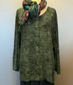 Batik Bluse Manisal med Knapper - Midnatsgrå, j, anthra, b30, koksgrå, antrazit, grå, grøngrå, diskret, dæmpet, skjorte, lang, kittel, kjortel, batik, tryk, farvet, håndtrykt, marimekko, diva, elegant, kunstnerisk, kunstner, biti, ribe, store størrelser, storskjorte, storpige, curvy, plus, size, natur, bio, økologisk, bomuld, fibre, holdbar, bæredygtigt, design, speciel, flot, lækker,