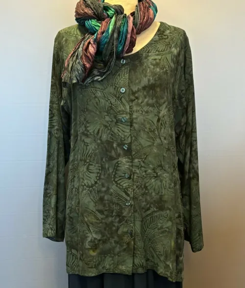 Batik Bluse Manisal med Knapper - Midnatsgrå, j, anthra, b30, koksgrå, antrazit, grå, grøngrå, diskret, dæmpet, skjorte, lang, kittel, kjortel, batik, tryk, farvet, håndtrykt, marimekko, diva, elegant, kunstnerisk, kunstner, biti, ribe, store størrelser, storskjorte, storpige, curvy, plus, size, natur, bio, økologisk, bomuld, fibre, holdbar, bæredygtigt, design, speciel, flot, lækker,