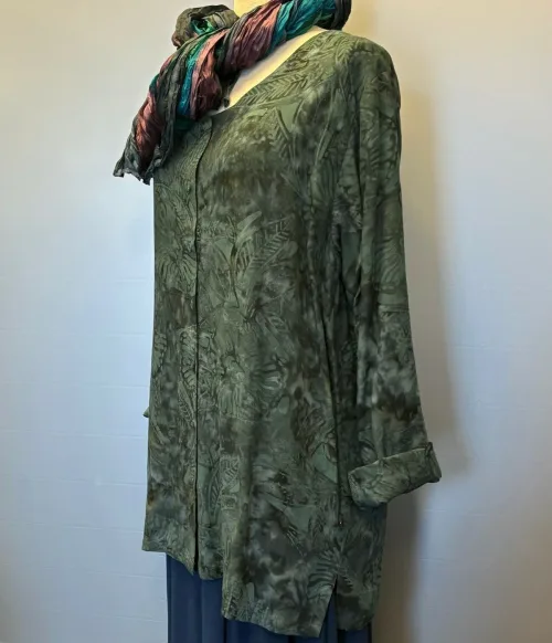 Batik Bluse Manisal med Knapper - Midnatsgrå, j, anthra, b30, koksgrå, antrazit, grå, grøngrå, diskret, dæmpet, skjorte, lang, kittel, kjortel, batik, tryk, farvet, håndtrykt, marimekko, diva, elegant, kunstnerisk, kunstner, biti, ribe, store størrelser, storskjorte, storpige, curvy, plus, size, natur, bio, økologisk, bomuld, fibre, holdbar, bæredygtigt, design, speciel, flot, lækker,
