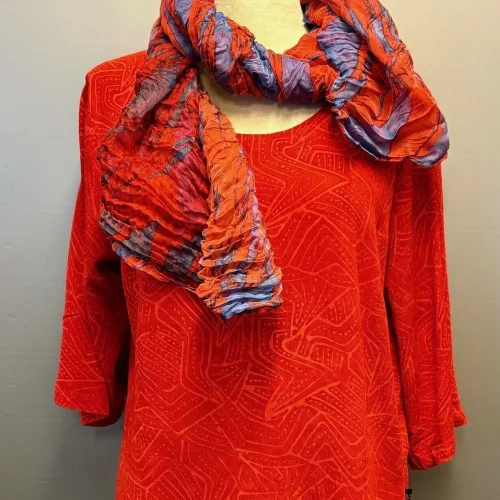 Batik Bluse - Top Puri Rød, kort, slank, smal, tætsiddende, lille, taljeret, små størrelser, ærmer, rundhals, bådhals, indsnit, smart, femin, petit, figur, talje, bukser, nederdel, anvendelig, flot, sød, lækker, crincle, åndbar, natur, bomuld, batikfarvet, kvalitet, bæredygtig, smuk, fest, biti, ribe, Diva