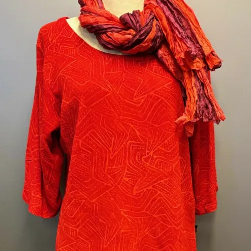 Batik Bluse - Top Puri Rød, kort, slank, smal, tætsiddende, lille, taljeret, små størrelser, ærmer, rundhals, bådhals, indsnit, smart, femin, petit, figur, talje, bukser, nederdel, anvendelig, flot, sød, lækker, crincle, åndbar, natur, bomuld, batikfarvet, kvalitet, bæredygtig, smuk, fest, biti, ribe, Diva