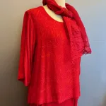 Batik Bluse - Top Puri Rød, kort, slank, smal, tætsiddende, lille, taljeret, små størrelser, ærmer, rundhals, bådhals, indsnit, smart, femin, petit, figur, talje, bukser, nederdel, anvendelig, flot, sød, lækker, crincle, åndbar, natur, bomuld, batikfarvet, kvalitet, bæredygtig, smuk, fest, biti, ribe, Diva