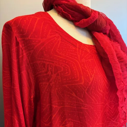 Batik Bluse - Top Puri Rød, kort, slank, smal, tætsiddende, lille, taljeret, små størrelser, ærmer, rundhals, bådhals, indsnit, smart, femin, petit, figur, talje, bukser, nederdel, anvendelig, flot, sød, lækker, crincle, åndbar, natur, bomuld, batikfarvet, kvalitet, bæredygtig, smuk, fest, biti, ribe, Diva