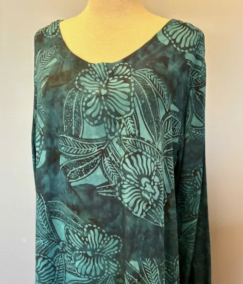 Batikbluse Maju - Let A-snit Lange Ærmer - Petrol, Diva, B32, bluse, kjortel, kofte, lang, løs, vidde, behagelig, mørk, tordenblå, flaskegrøn, midnatsblå, blækblå, petrol, petroleumsblå, petroleumsgrøn, elegant, mættede, farver, store, størrelser, rummelig, langærmet, brystvidde, glat, bomuld, batik, tryk, farvet, håndtrykt, bali, indonesien, biti, ribe, marimekko