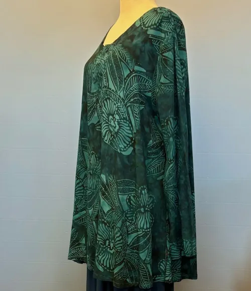 Batikbluse Maju - Let A-snit Lange Ærmer - Petrol, Diva, B32, bluse, kjortel, kofte, lang, løs, vidde, behagelig, mørk, tordenblå, flaskegrøn, midnatsblå, blækblå, petrol, petroleumsblå, petroleumsgrøn, elegant, mættede, farver, store, størrelser, rummelig, langærmet, brystvidde, glat, bomuld, batik, tryk, farvet, håndtrykt, bali, indonesien, biti, ribe, marimekko