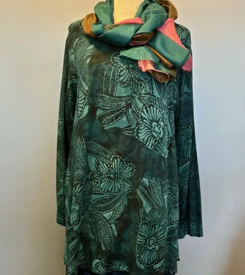 Batikbluse Maju - Let A-snit Lange Ærmer - Petrol, Diva, B32, bluse, kjortel, kofte, lang, løs, vidde, behagelig, mørk, tordenblå, flaskegrøn, midnatsblå, blækblå, petrol, petroleumsblå, petroleumsgrøn, elegant, mættede, farver, store, størrelser, rummelig, langærmet, brystvidde, glat, bomuld, batik, tryk, farvet, håndtrykt, bali, indonesien, biti, ribe, marimekko