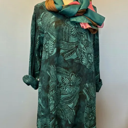 Batikbluse Maju - Let A-snit Lange Ærmer - Petrol, Diva, B32, bluse, kjortel, kofte, lang, løs, vidde, behagelig, mørk, tordenblå, flaskegrøn, midnatsblå, blækblå, petrol, petroleumsblå, petroleumsgrøn, elegant, mættede, farver, store, størrelser, rummelig, langærmet, brystvidde, glat, bomuld, batik, tryk, farvet, håndtrykt, bali, indonesien, biti, ribe, marimekko