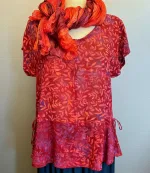 Batikbluse Model 183 - Løv Vinrød, kelor, hennarot, pink, lilla, topat, schäfer, unikat, natur, let, elegant, feminin, bluse, festbluse, smuk, røde, nuancer, farver, klædelig, talje, timeglas, kort, yndig, særlig, batik, tryk, farvet, biti, ribe, bæredygtig, holdbar, kvalitet, natur,