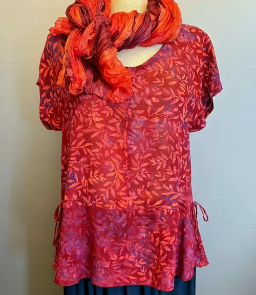 Batikbluse Model 183 - Løv Vinrød, kelor, hennarot, pink, lilla, topat, schäfer, unikat, natur, let, elegant, feminin, bluse, festbluse, smuk, røde, nuancer, farver, klædelig, talje, timeglas, kort, yndig, særlig, batik, tryk, farvet, biti, ribe, bæredygtig, holdbar, kvalitet, natur,