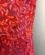 Batikbluse Model 183 - Løv Vinrød, kelor, hennarot, pink, lilla, topat, schäfer, unikat, natur, let, elegant, feminin, bluse, festbluse, smuk, røde, nuancer, farver, klædelig, talje, timeglas, kort, yndig, særlig, batik, tryk, farvet, biti, ribe, bæredygtig, holdbar, kvalitet, natur,