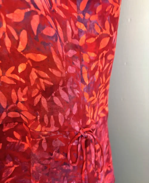 Batikbluse Model 183 - Løv Vinrød, kelor, hennarot, pink, lilla, topat, schäfer, unikat, natur, let, elegant, feminin, bluse, festbluse, smuk, røde, nuancer, farver, klædelig, talje, timeglas, kort, yndig, særlig, batik, tryk, farvet, biti, ribe, bæredygtig, holdbar, kvalitet, natur,