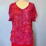 Batikbluse Model 183 - Løv Vinrød, kelor, hennarot, pink, lilla, topat, schäfer, unikat, natur, let, elegant, feminin, bluse, festbluse, smuk, røde, nuancer, farver, klædelig, talje, timeglas, kort, yndig, særlig, batik, tryk, farvet, biti, ribe, bæredygtig, holdbar, kvalitet, natur,
